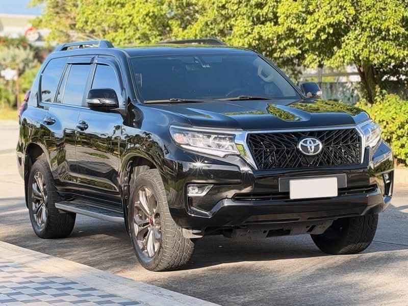 Toyota Land Cruiser Prado VX Auto (Category: Used Cars) located in Manila. Submitted by quality_cars (Listing ID 1470099357, Image 2). Description: Fresh In‼️ Timeless elegance, comfort, and off-road capability in one premium SUV. ⛰️ For Sale | Trade-In | Financing Accepted 2018 Toyota Land Cruiser Prado VX Automatic Transmission Mileage: 43k+ Original Mileage Ending Plate: Wednesday Color: Attitude Black Engine: 4.0L V6 DOHC Dual VVT-i Fuel Type
