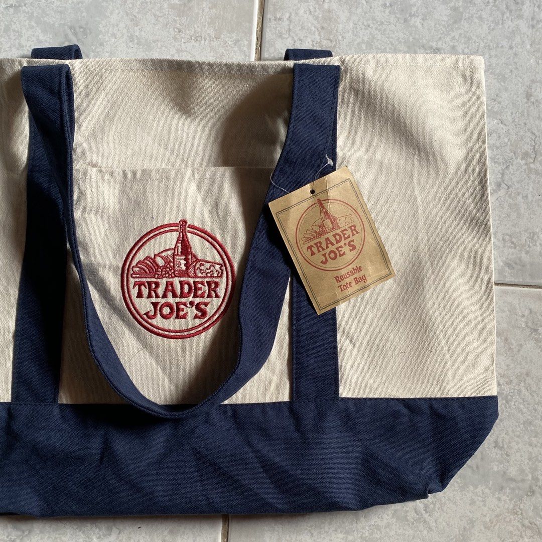 TRADER JOE CANVAS TOTE BAG (Category: Tote Bags) located in Bacolod City. Submitted by thriftedfits. (Listing ID 1470040944, Image 2). Description: 𝗧𝗥𝗔𝗗𝗘𝗥 𝗝𝗢𝗘 𝗖𝗔𝗡𝗩𝗔𝗦 𝗧𝗢𝗧𝗘 𝗕𝗔𝗚 ♻️ Size: Large Measurements:18” width / 15” length Condition: Brand New (10/10 Color rate) Flaws: None Price: ₱550 + shipping fee 🏷️ Mode of Payment: GCash / Bank Courier: J&T Express (nationwide).