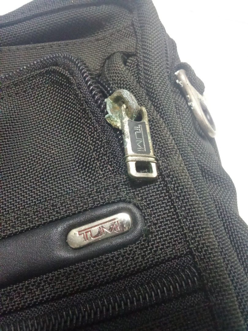 Tumi Laptop Bag Original (Category: Briefcases) located in Manila. Submitted by christoph17 (Listing ID 1470051247, Image 2). Description: original mdami nga lng issue missing strap stockup zipper and broken zipper sign of use.
