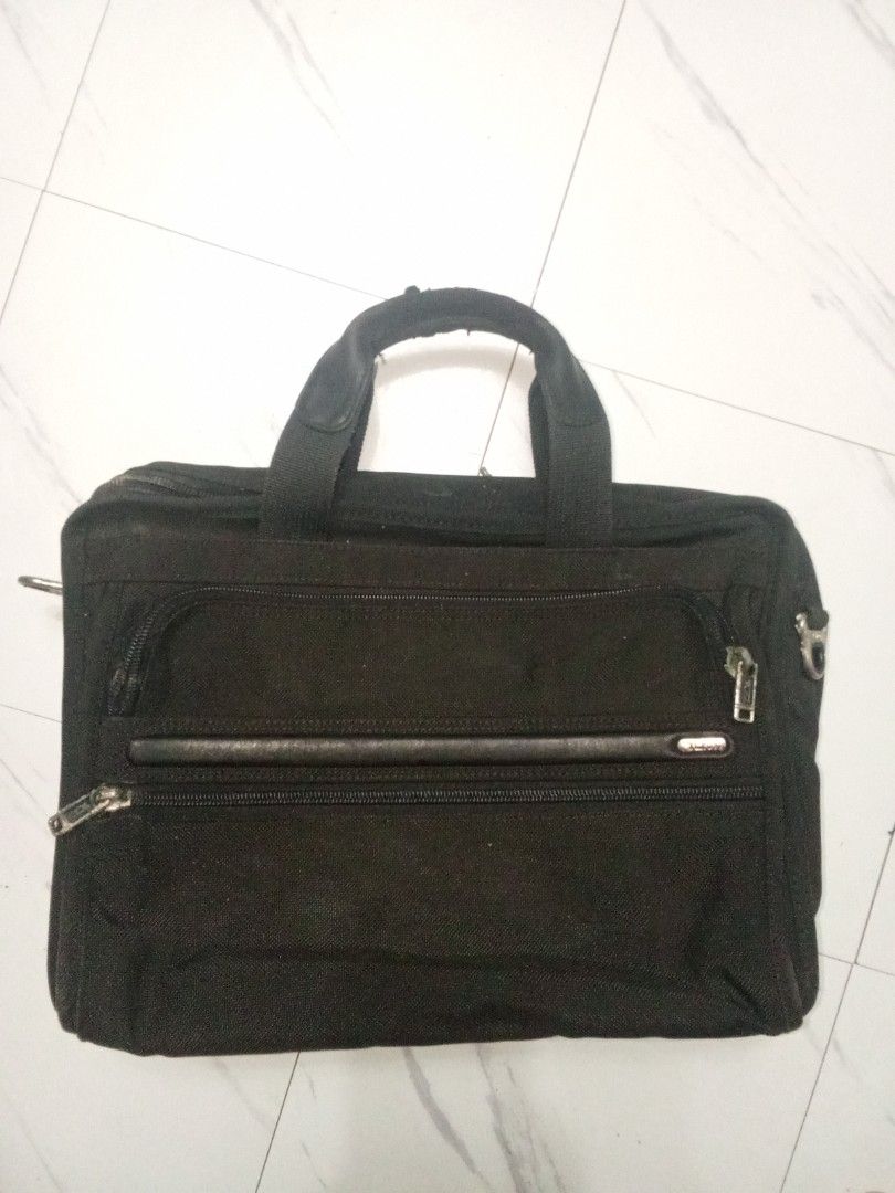 Tumi Laptop Bag Original (Category: Briefcases) located in Manila. Submitted by christoph17 (Listing ID 1470051247, Image 1). Description: original mdami nga lng issue missing strap stockup zipper and broken zipper sign of use.
