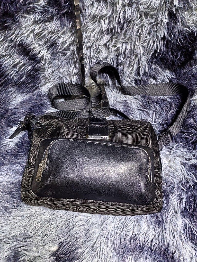 Tumi sling bag Otentik (Category: Sling Bags) located in Iloilo. Submitted by luxury.ilo1984 (Listing ID 1469950978, Image 1). Description: Super excellent condition no issue or flaws Small to semi medium ung size Guaranted Otentik.