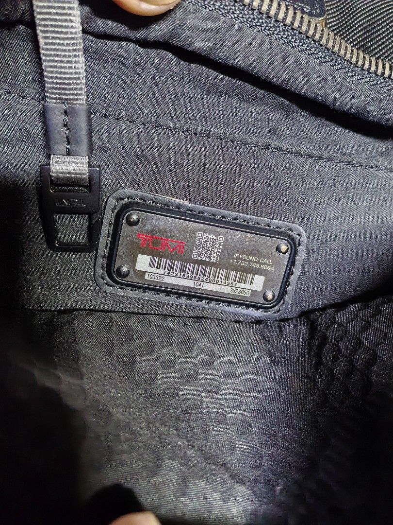 Tumi sling bag Otentik (Category: Sling Bags) located in Iloilo. Submitted by luxury.ilo1984 (Listing ID 1469950978, Image 2). Description: Super excellent condition no issue or flaws Small to semi medium ung size Guaranted Otentik.