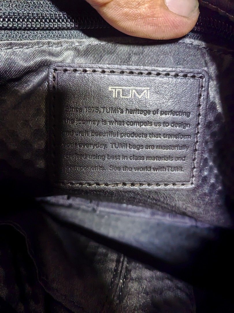 Tumi sling bag Otentik (Category: Sling Bags) located in Iloilo. Submitted by luxury.ilo1984 (Listing ID 1469951366, Image 3). Description: Super excellent condition no issue Guaranted Otentik Size small to semi med.