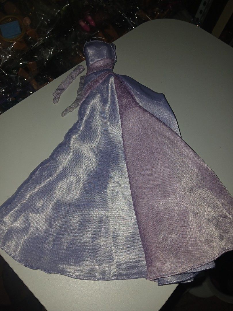 Twilight Barbie gown 2002 (Category: Kids Toys) located in Subic. Submitted by frncnjntmr22 (Listing ID 1470113041, Image 2). Description: already washed, sanitezed & removes stain already flaw: natanggal na yung glitters kung magaling ka mag reglitters or restoring pwede mo DIY..
