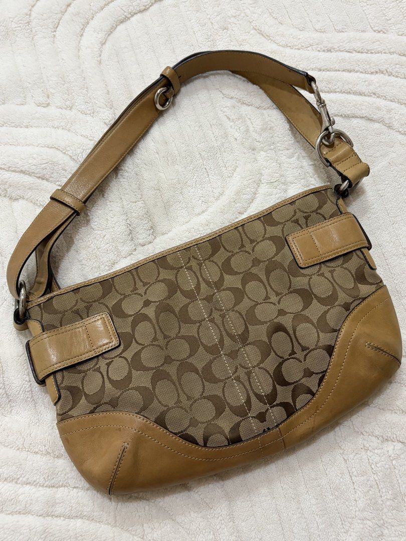 Twin buckle soho (Category: Shoulder Bags) located in San Luis. Submitted by denii_milo (Listing ID 1470091469, Image 2). Description: Twin buckle soho Authentic Excellent condition with minimal signs of use.