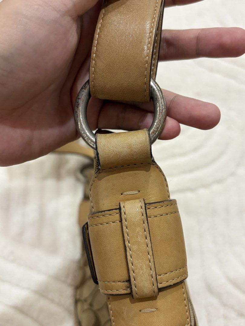 Twin buckle soho (Category: Shoulder Bags) located in San Luis. Submitted by denii_milo (Listing ID 1470091469, Image 3). Description: Twin buckle soho Authentic Excellent condition with minimal signs of use.
