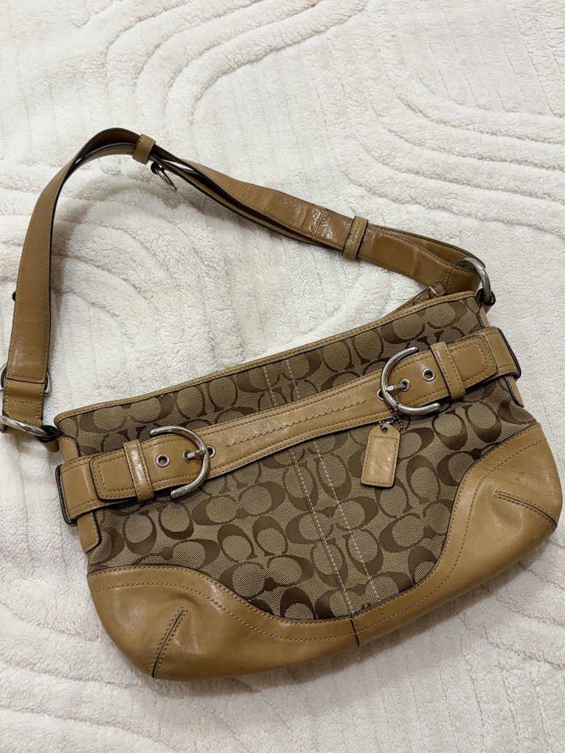 Twin buckle soho (Category: Shoulder Bags) located in San Luis. Submitted by denii_milo (Listing ID 1470091469, Image 1). Description: Twin buckle soho Authentic Excellent condition with minimal signs of use.