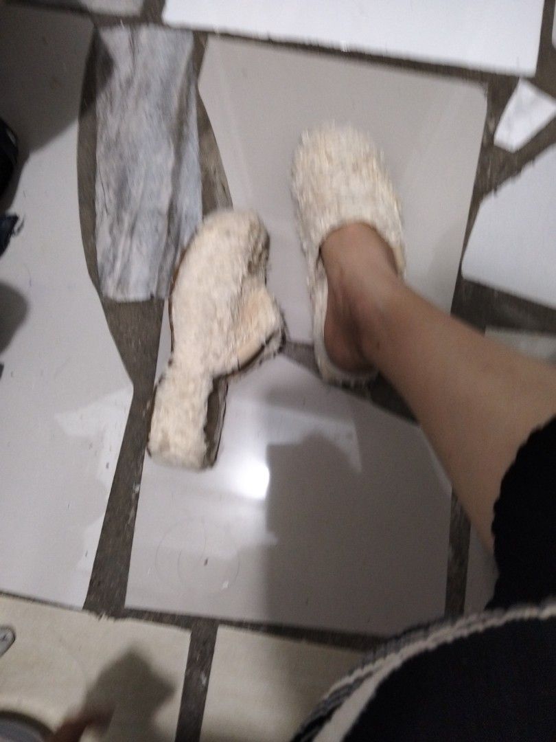 Ugg (Category: Sandals) located in El Salvador. Submitted by francheskaukayukay (Listing ID 1469990629, Image 3). Description: .