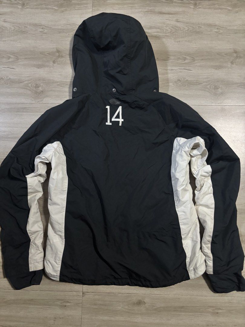 Under armour (Category: Coats, Jackets and Outerwear) located in Cavite. Submitted by cesxyyylll (Listing ID 1470044282, Image 2). Description: Need wash only Na tatago yung hoodie nito 9/10 conditio .