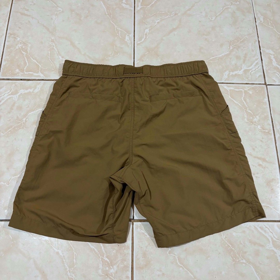 Uni Qlo Utility Cargo (Category: Shorts) located in El Salvador. Submitted by pretiezt2001 (Listing ID 1470048072, Image 2). Description: - Color: Olive green - Style: Cargo shorts with multiple functional pockets - Fit & Comfort: Built-in adjustable strap belt and elastic waistband in the back - Design: Stitched panel detailing on front and back legs - Fabric: Light and easy to pack for travel or outdoor activities.