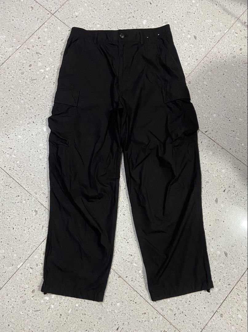 Uniqlo : C Black Cargo Pants Size M (Category: Trousers) located in Calumpit. Submitted by Ketchi (Listing ID 1470063893, Image 1). Description: - Brand/Model: Uniqlo: C Black Cargo Pants - Size: M (Fits waist 76 to 84 cm) - Material: 100% Cotton for all-day comfort - Fit: Relaxed fit through the legs - Pockets: Multiple utility pockets with secure button and flap closures - Style: Classic utilitarian design, easy to pair with tees and hoodies.