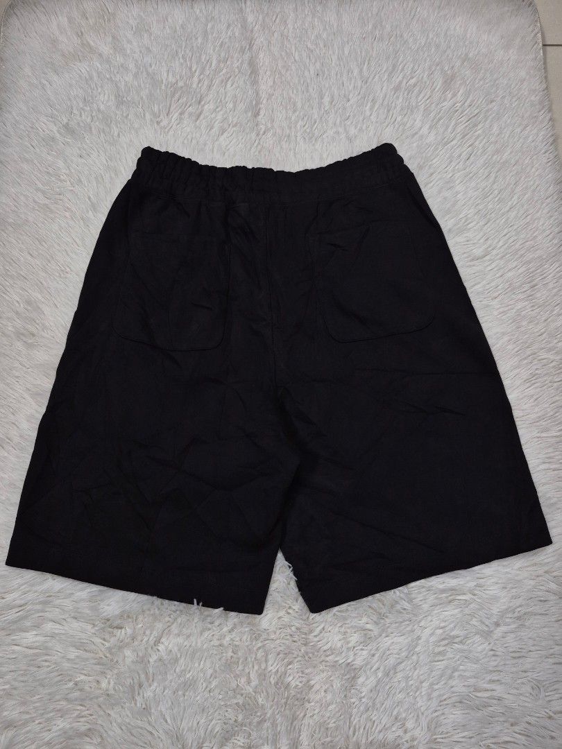 Uniqlo : C Black Drawstring Shorts Size L (Category: Shorts) located in Angeles City. Submitted by gtwear (Listing ID 1469975778, Image 2). Description: UNIQLO C Sweatpants FOR (MEN) Excellent Condition Size:Large W:30-34 L: 22" Mop: gcash Loc: pampanga Courier: J&T 800+sf DM 📩.