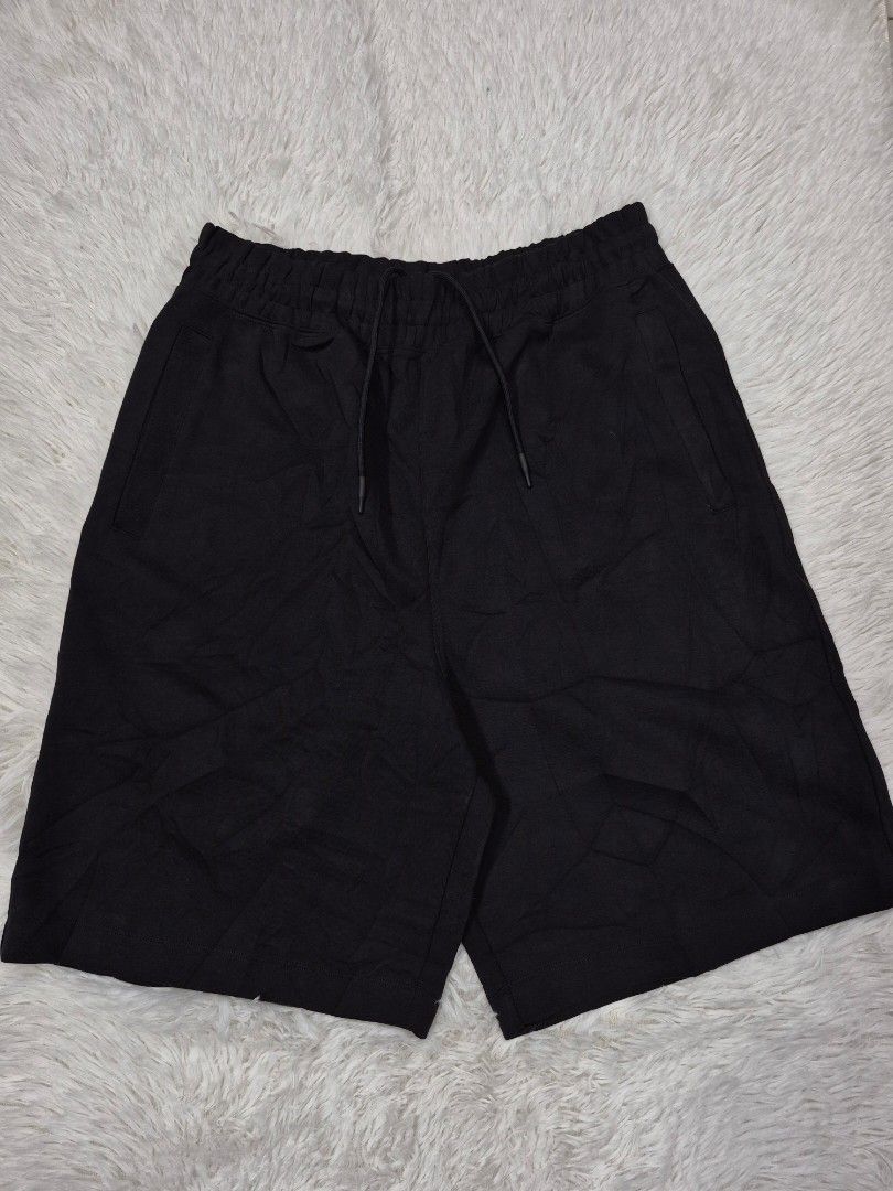 Uniqlo : C Black Drawstring Shorts Size L (Category: Shorts) located in Angeles City. Submitted by gtwear (Listing ID 1469975778, Image 1). Description: UNIQLO C Sweatpants FOR (MEN) Excellent Condition Size:Large W:30-34 L: 22" Mop: gcash Loc: pampanga Courier: J&T 800+sf DM 📩.