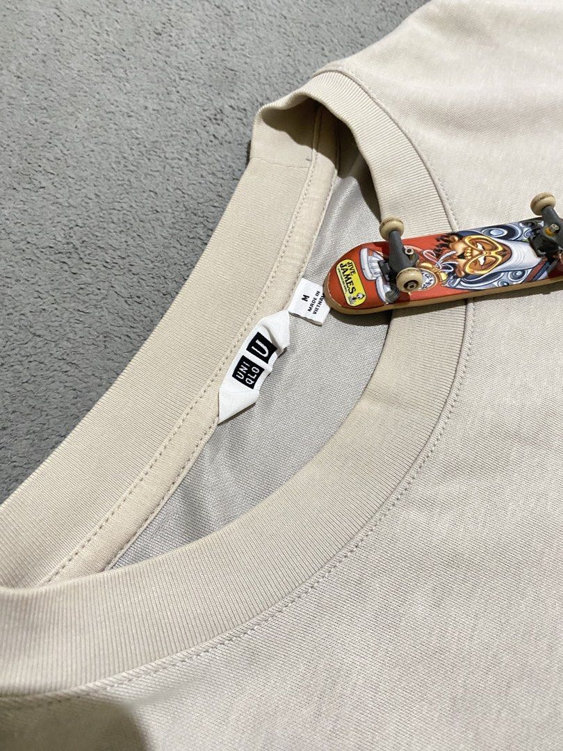 Uniqlo airism shirt (Category: Tshirts & Polo Shirts ) located in Tabaco. Submitted by centthrif55361 (Listing ID 1470035763, Image 2). Description: Uniqlo airism Medium W:20 L:25.4 Very good condition Color rate 9.5/10 Need wash .