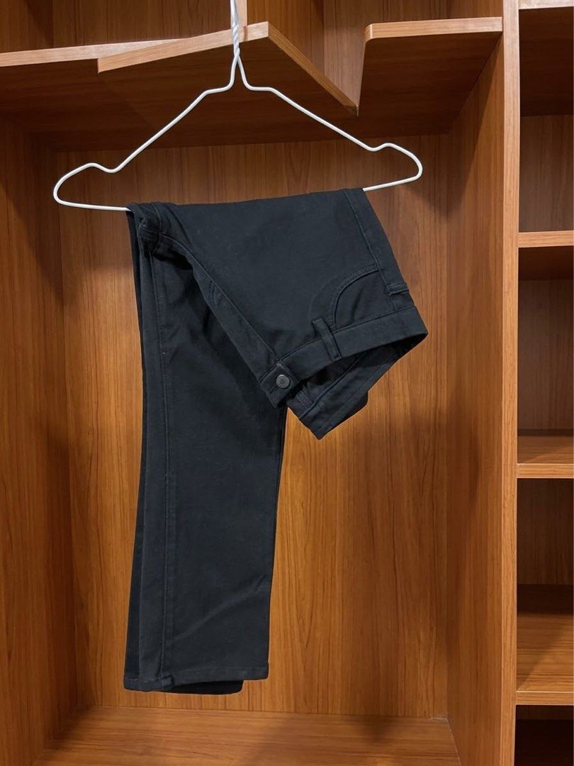 Uniqlo Black Pants Size M (Category: Trousers) located in Marikina City. Submitted by sakura_07 (Listing ID 1469960845, Image 1). Description: - Brand: Uniqlo - Color: Classic black (easy to pair with any top) - Size: Medium (M) - Origin: Made in China - Material: See fabric tag for composition details - Fit: Comfortable for daily wear.