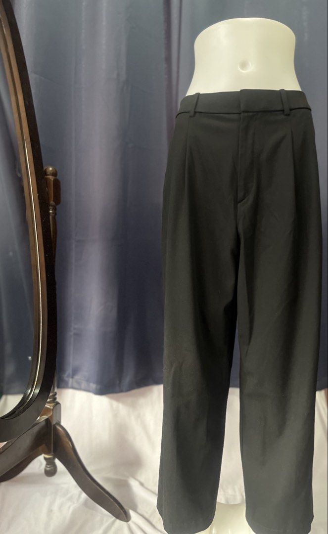 Uniqlo black pleated trousers (Category: Trousers) located in Baguio. Submitted by grrrrwmm__2day (Listing ID 1470080688, Image 1). Description: .
