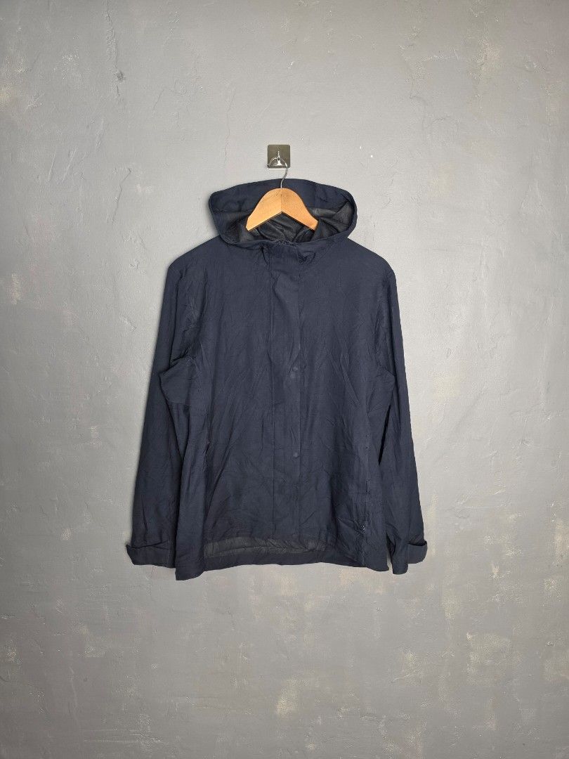 Uniqlo Blocktech Parka (Category: Coats, Jackets and Outerwear) located in Baguio. Submitted by labelleferroniere (Listing ID 1470073824, Image 1). Description: Good Condition No Flaw Outer Part Inner Part Sign of Use Womens ( XL ) 21 Width 25.5 Length 23 Sleeve Length.