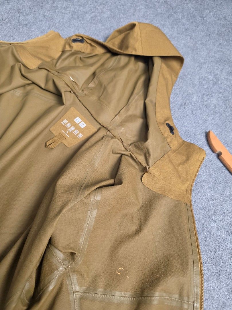 Uniqlo Blocktech Parka (Category: Coats, Jackets and Outerwear) located in Baguio. Submitted by labelleferroniere (Listing ID 1470074258, Image 3). Description: In Excellent Condition Minimal Sign of Use Medium Mens Measurements included on photos.