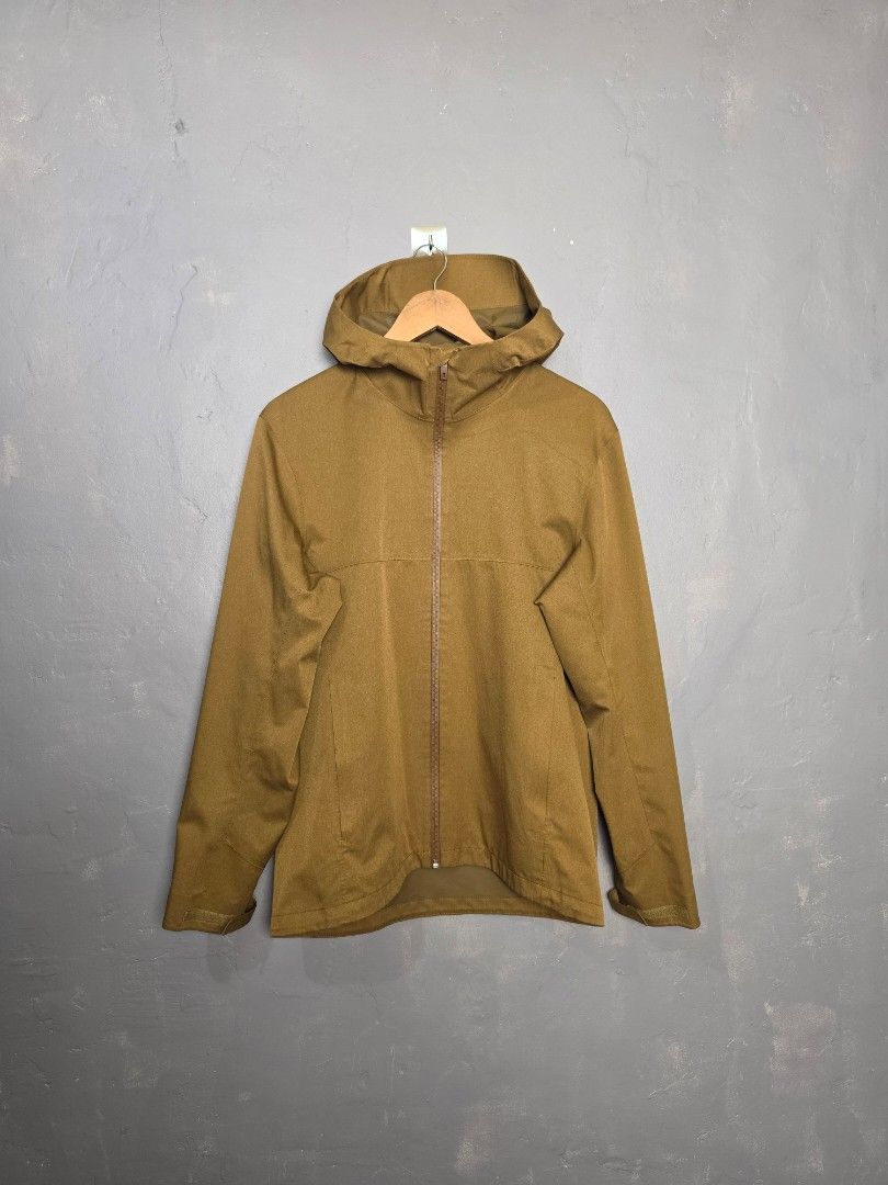 Uniqlo Blocktech Parka (Category: Coats, Jackets and Outerwear) located in Baguio. Submitted by labelleferroniere (Listing ID 1470074258, Image 1). Description: In Excellent Condition Minimal Sign of Use Medium Mens Measurements included on photos.
