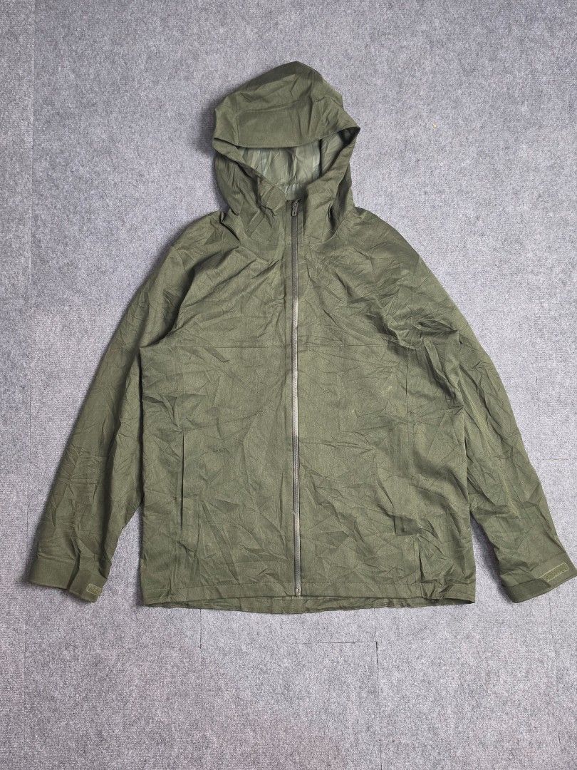 Uniqlo Blocktech Parka (Category: Coats, Jackets and Outerwear) located in Baguio. Submitted by labelleferroniere (Listing ID 1470074842, Image 1). Description: In Excellent Condition XL Mens Measurements seen in the photod.