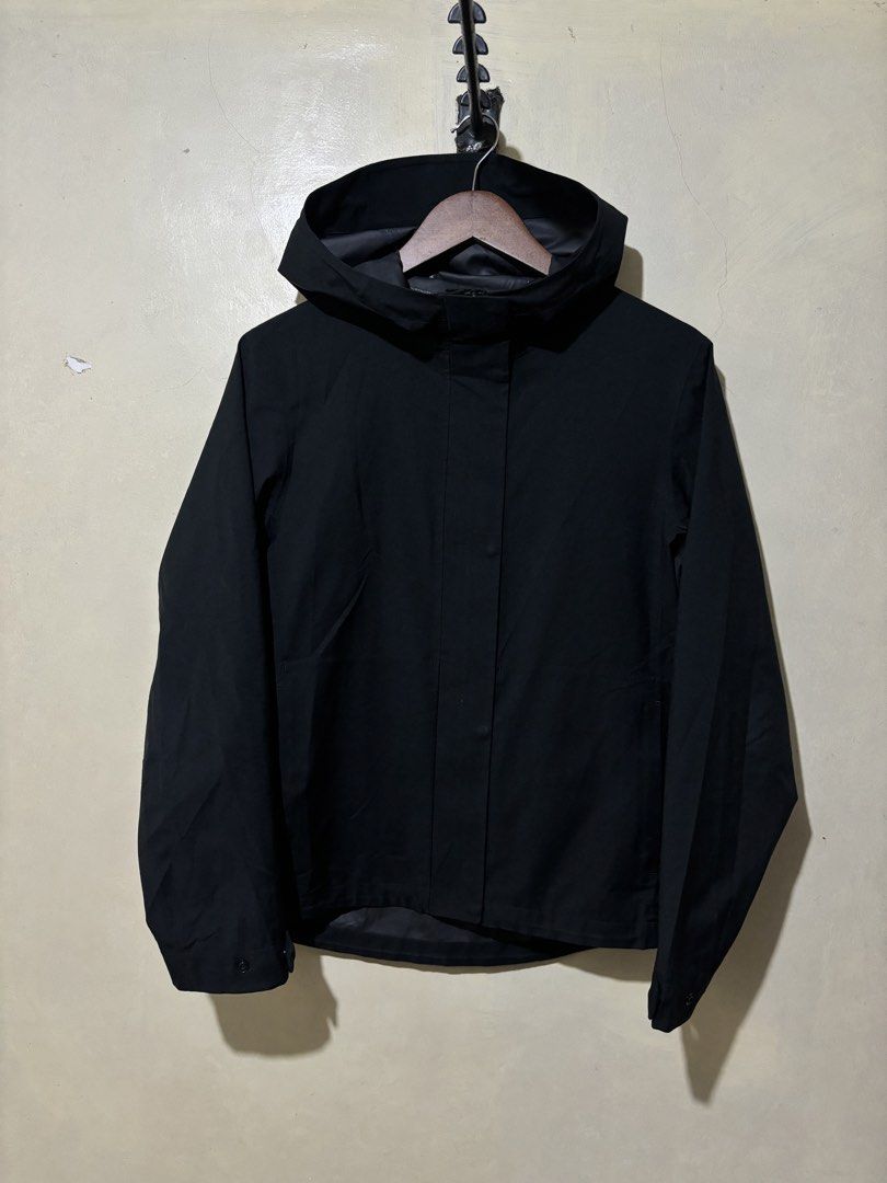 Uniqlo Blocktech Rain Jacket (Category: Coats, Jackets and Outerwear) located in Taguig. Submitted by dcltrng. (Listing ID 1470079257, Image 1). Description: - Brand: Uniqlo Blocktech - Color: Black - Size: Large (L) Length 25 Width 21 Can pass as brand new No issue.