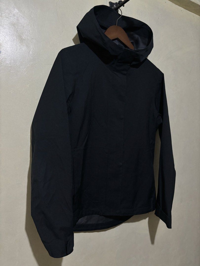 Uniqlo Blocktech Rain Jacket (Category: Coats, Jackets and Outerwear) located in Taguig. Submitted by dcltrng. (Listing ID 1470079257, Image 2). Description: - Brand: Uniqlo Blocktech - Color: Black - Size: Large (L) Length 25 Width 21 Can pass as brand new No issue.