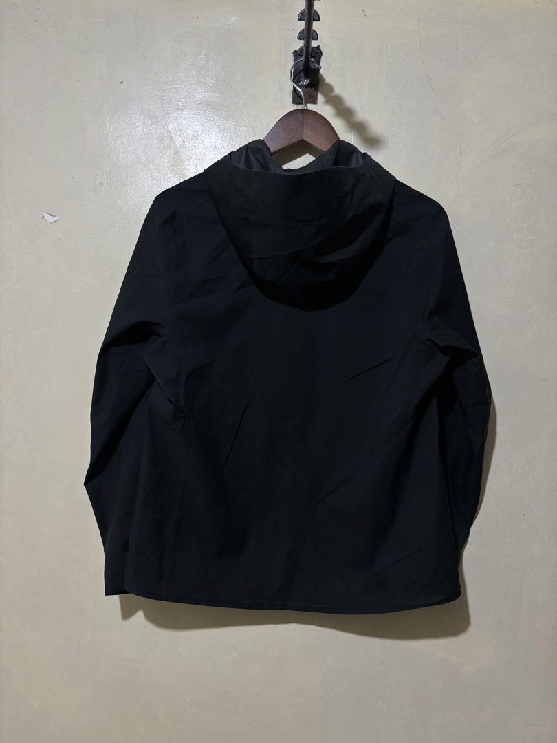 Uniqlo Blocktech Rain Jacket (Category: Coats, Jackets and Outerwear) located in Taguig. Submitted by dcltrng. (Listing ID 1470079257, Image 3). Description: - Brand: Uniqlo Blocktech - Color: Black - Size: Large (L) Length 25 Width 21 Can pass as brand new No issue.