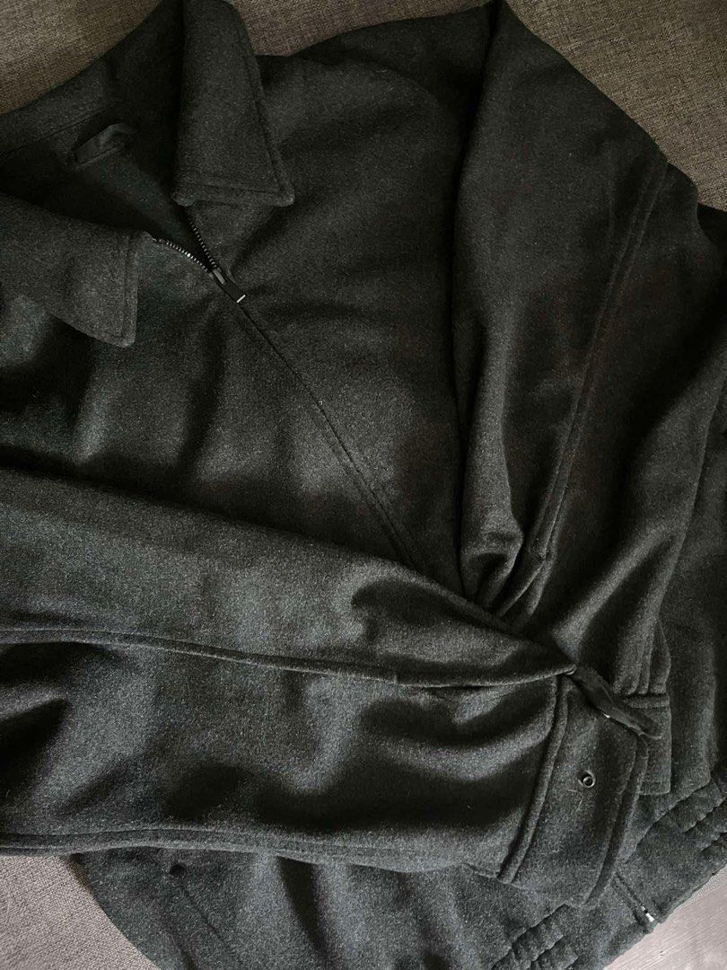 Uniqlo Brushed Jersey Oversized Blouson (Category: Coats, Jackets and Outerwear) located in Manila. Submitted by slysnoopy (Listing ID 1470121895, Image 3). Description: L on tag Boxy cropped 24” L x 25” W Good condition Loc: Tondo.