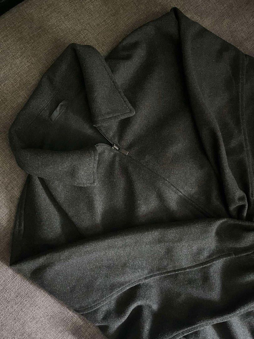Uniqlo Brushed Jersey Oversized Blouson (Category: Coats, Jackets and Outerwear) located in Manila. Submitted by slysnoopy (Listing ID 1470121895, Image 2). Description: L on tag Boxy cropped 24” L x 25” W Good condition Loc: Tondo.