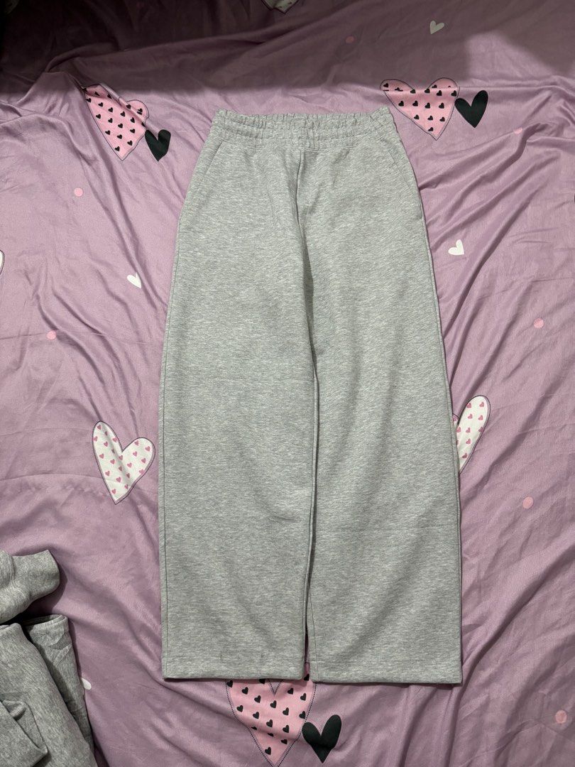 Uniqlo C: Sweat Wide Pants gray (Category: Joggers) located in Marilao. Submitted by yuzokii (Listing ID 1469970751, Image 1). Description: Uniqlo C: Sweat Wide Pants gray Small on tag 26-30 x 38 hem 9 Excellent Condition 1k plus sf.
