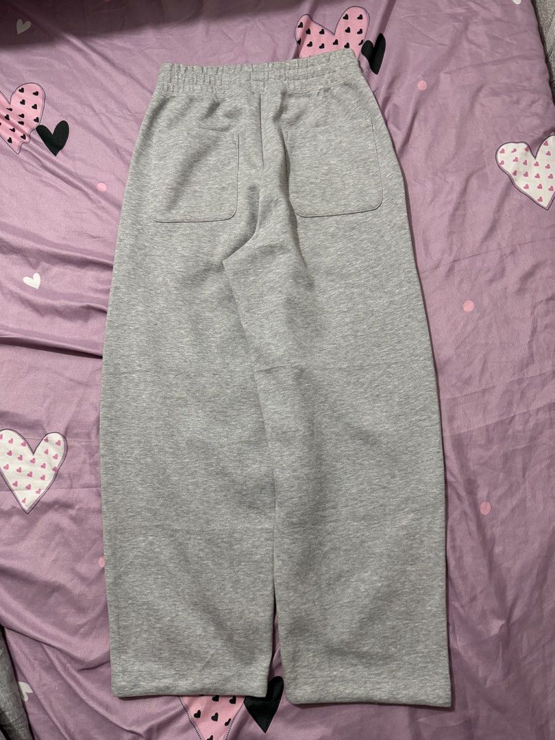 Uniqlo C: Sweat Wide Pants gray (Category: Joggers) located in Marilao. Submitted by yuzokii (Listing ID 1469970751, Image 2). Description: Uniqlo C: Sweat Wide Pants gray Small on tag 26-30 x 38 hem 9 Excellent Condition 1k plus sf.