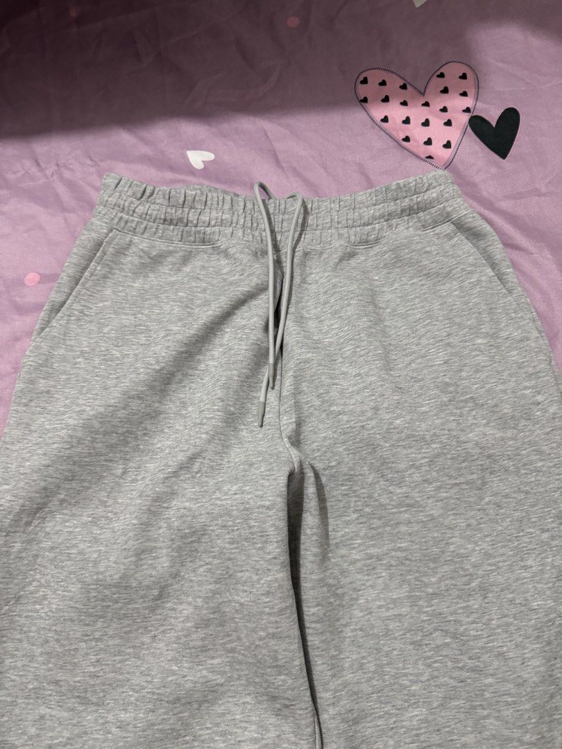 Uniqlo C: Sweat Wide Pants gray (Category: Joggers) located in Marilao. Submitted by yuzokii (Listing ID 1469971189, Image 2). Description: Uniqlo C: Sweat Wide Pants gray Super light stain sa likod check the photo Large on tag 30-34 x 40 hem 9.5 Excellent Condition 1k plus sf.