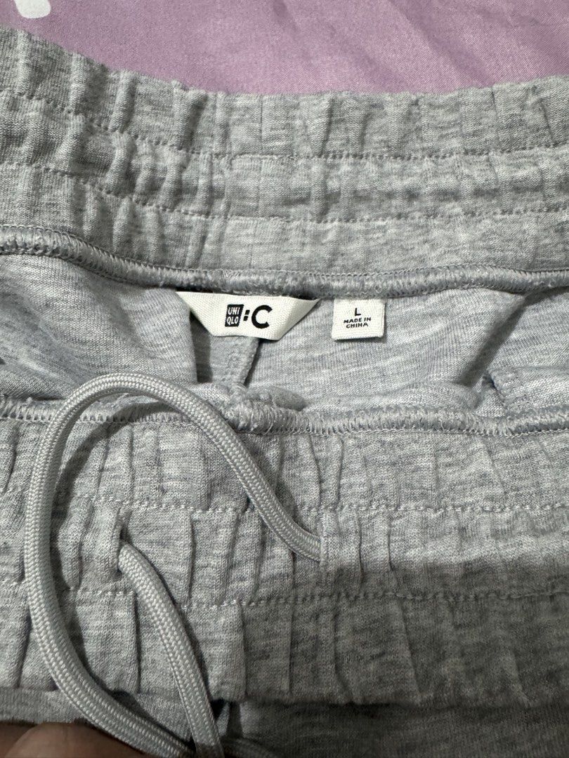 Uniqlo C: Sweat Wide Pants gray (Category: Joggers) located in Marilao. Submitted by yuzokii (Listing ID 1469971189, Image 3). Description: Uniqlo C: Sweat Wide Pants gray Super light stain sa likod check the photo Large on tag 30-34 x 40 hem 9.5 Excellent Condition 1k plus sf.