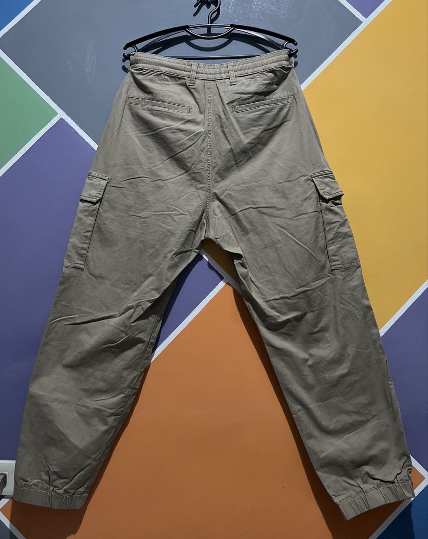 Uniqlo Cargo Pants (Category: Trousers) located in Lingayen. Submitted by moreonuniqlo (Listing ID 1470077239, Image 2). Description: Uniqlo Cargo Pants Medium on Tag Size 34 Length 38 Good as New No Issue.