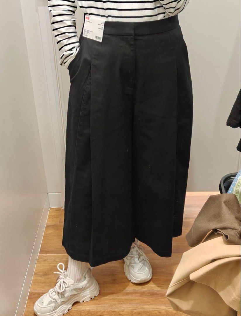 Uniqlo Cotton Culottes Black Small (Category: Other Bottoms) located in Navotas City. Submitted by mommybabyc (Listing ID 1470033335, Image 2). Description: 🏷️ ₱1,990 Brand: Uniqlo - Item: Cotton culottes - Color: Black - Size: S - Condition: Brand new with original tags attached, unworn - Features: Mid-rise waist, front pleats, and side pockets - Cut: Relaxed wide-leg ending at mid-calf - Styling: Versatile for daily casual wear or smart casual