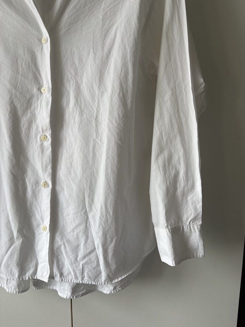 Uniqlo Cotton Polo (White, S) (Category: Longsleeves) located in Quezon City. Submitted by misserika (Listing ID 1469979749, Image 3). Description: - Brand: Uniqlo - Item: Classic white long sleeve button-down shirt - Size: S (Made in Vietnam) - Features: Standard collar, front button closure, buttoned cuffs - Condition/Style: Clean aesthetic, versatile for work or casual days.