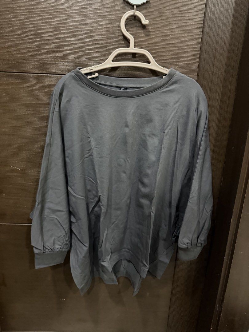 Uniqlo Gray Long sleeves (Category: Longsleeves) located in Mandaluyong City. Submitted by 2goodfinds (Listing ID 1470084334, Image 1). Description: .