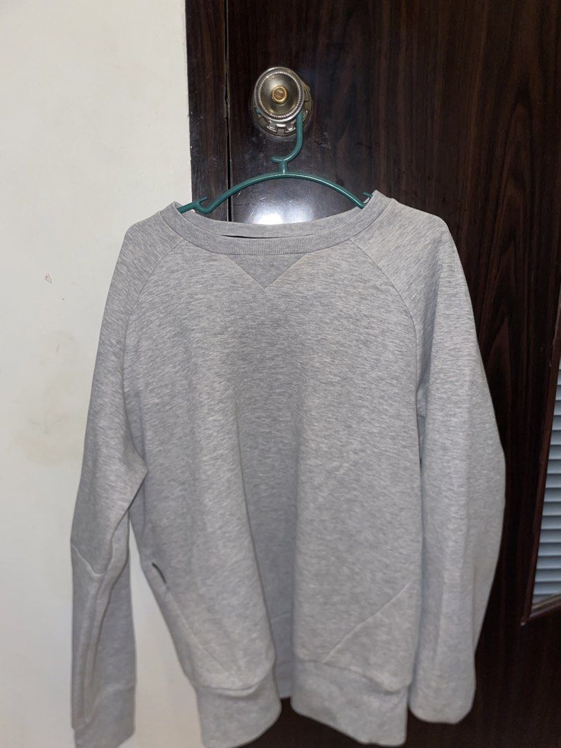 UNIQLO Gray Pullover (Category: Coats, Jackets and Outerwear) located in Marikina City. Submitted by prelovedbyshams.sy (Listing ID 1470085785, Image 1). Description: .