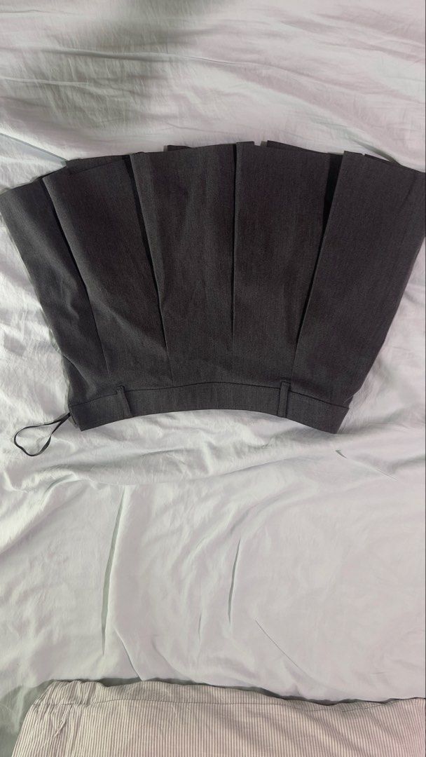 Uniqlo Grey Pleated Skort Size M (Category: Skirts) located in Makati City. Submitted by kaassy (Listing ID 1470070728, Image 1). Description: - Brand: Uniqlo - Item: Grey pleated skort - Size: M (Waist: 65-71cm, Hips: 88-94cm) - Material: Comfortable polyester, rayon, and spandex blend - Features: Built-in shorts for worry-free movement and hidden side zipper closure - Style: Great basic piece for casual outings or school.