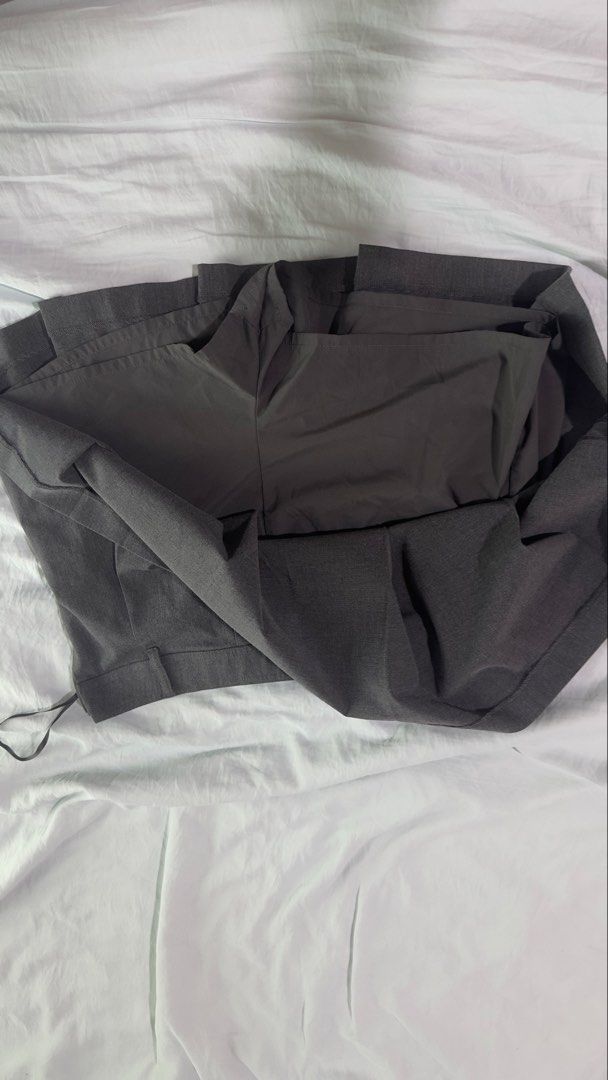 Uniqlo Grey Pleated Skort Size M (Category: Skirts) located in Makati City. Submitted by kaassy (Listing ID 1470070728, Image 2). Description: - Brand: Uniqlo - Item: Grey pleated skort - Size: M (Waist: 65-71cm, Hips: 88-94cm) - Material: Comfortable polyester, rayon, and spandex blend - Features: Built-in shorts for worry-free movement and hidden side zipper closure - Style: Great basic piece for casual outings or school.
