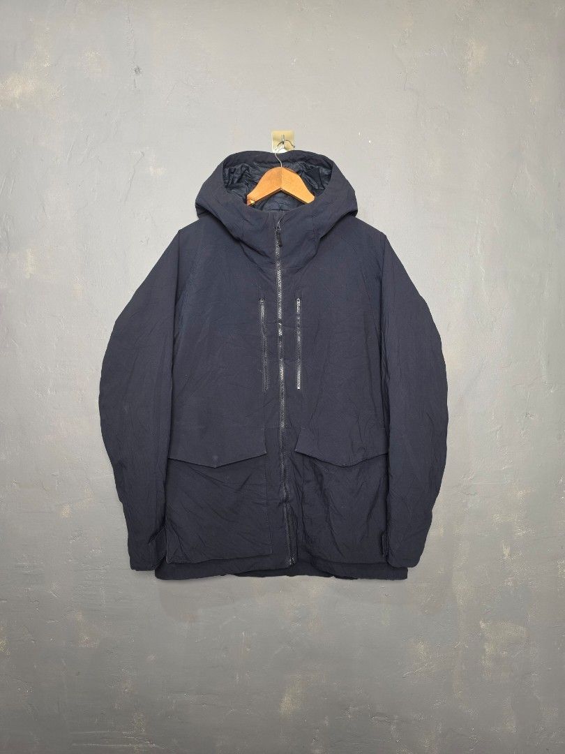 Uniqlo Hybrid Down Puffer Jacket (Category: Coats, Jackets and Outerwear) located in Baguio. Submitted by labelleferroniere (Listing ID 1470076380, Image 1). Description: Navy Blue ( Medium on tag) Measurements Declared (photos) Color Rate 9/10 Slightly Negotiable.