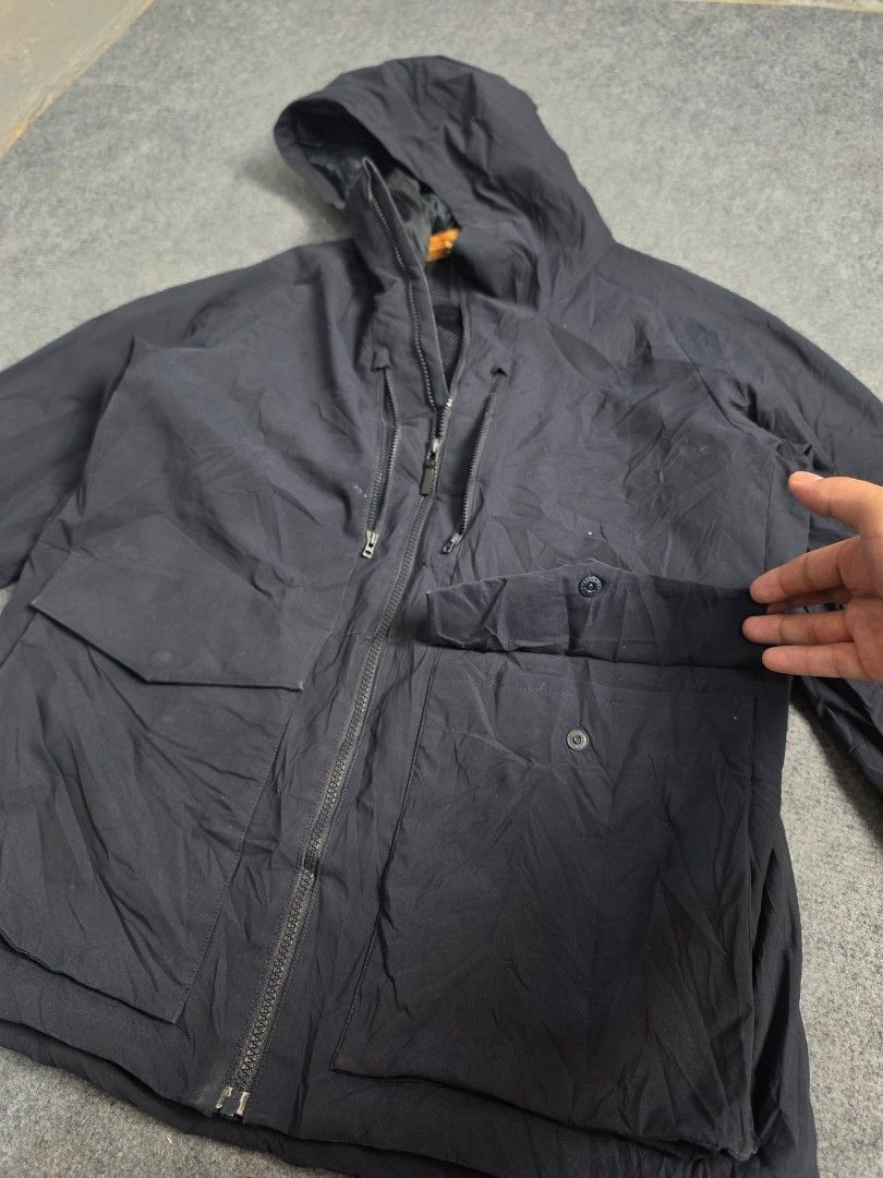 Uniqlo Hybrid Down Puffer Jacket (Category: Coats, Jackets and Outerwear) located in Baguio. Submitted by labelleferroniere (Listing ID 1470076380, Image 3). Description: Navy Blue ( Medium on tag) Measurements Declared (photos) Color Rate 9/10 Slightly Negotiable.