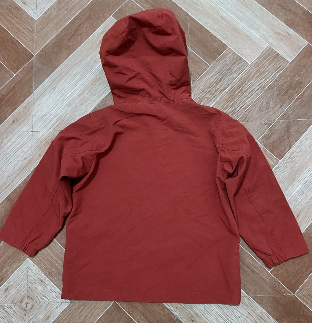 UNIQLO KIDS MOUNTAIN PARKA (Category: Babies & Kids Fashion) located in Cebu City. Submitted by madjekfinds (Listing ID 1470062424, Image 2). Description: UNIQLO KIDS MOUNTAIN PARKA EXCITED CONDITION SIZE 110 W 16.5 L 18 PRICE PLUS SF CEBU.