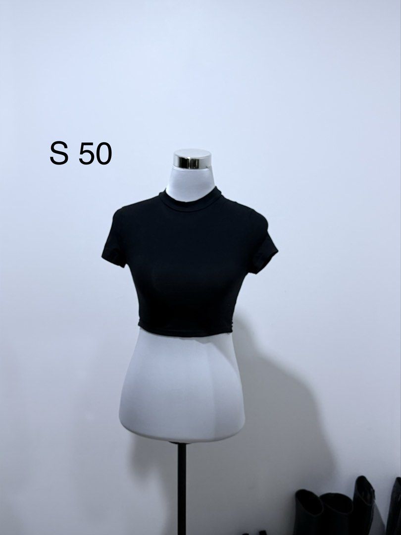 PRE LOVED BRANDED CLOTHES (Category: Sleeveless) located in Manila. Submitted by janalulu (Listing ID 1469969808, Image 3). Description: - Brand: Uniqlo - Color: Light grey - Size: S - Material: Comfortable ribbed fabric with stretch - Details: Delicate lace trim on neckline and hem - Condition: Excellent basic piece for layering or solo wear.