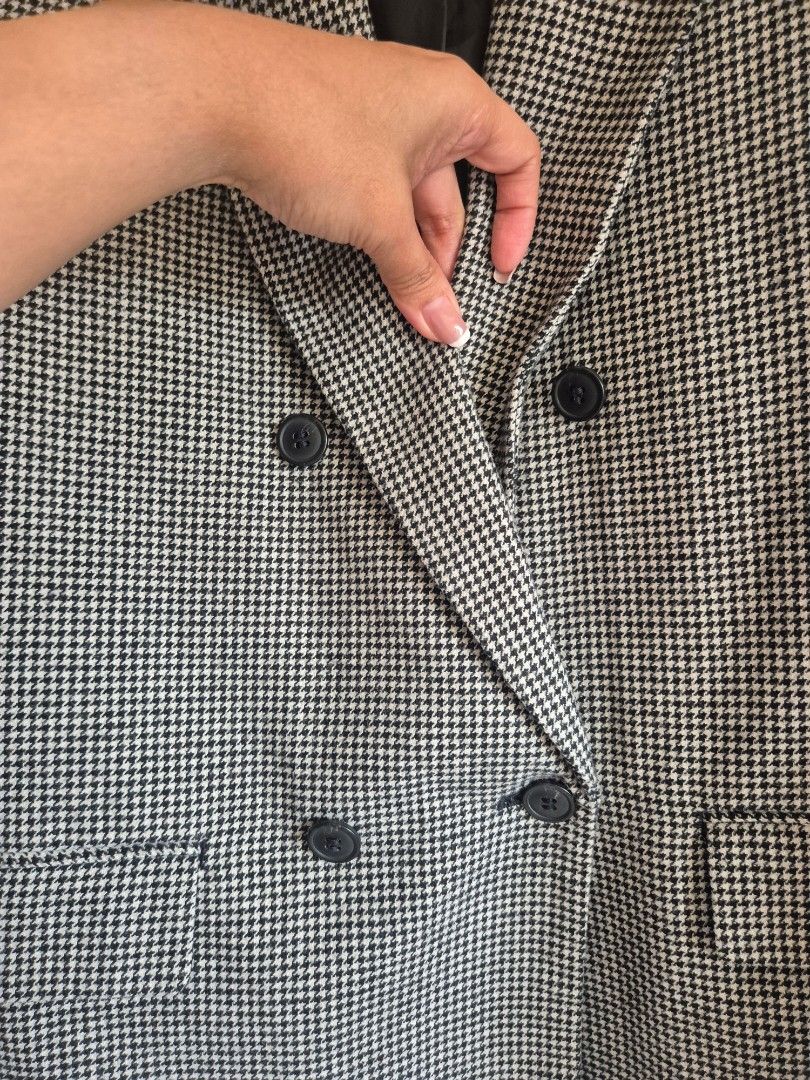 UNIQLO Ladies Houndstooth Tweed Blazer Medium (Category: Coats, Jackets and Outerwear) located in Manila. Submitted by belovedbyjess (Listing ID 1469956982, Image 3). Description: No when worn. Measurements in inches (laid flat then x2 to get exact measurement. Example: Laid flat waistline is 14, then x2 it is 28) Bust: Up to 38 closed, can fit bigger bust when left open Shoulder: 15 Armhole: 14 Length: 25.5 .