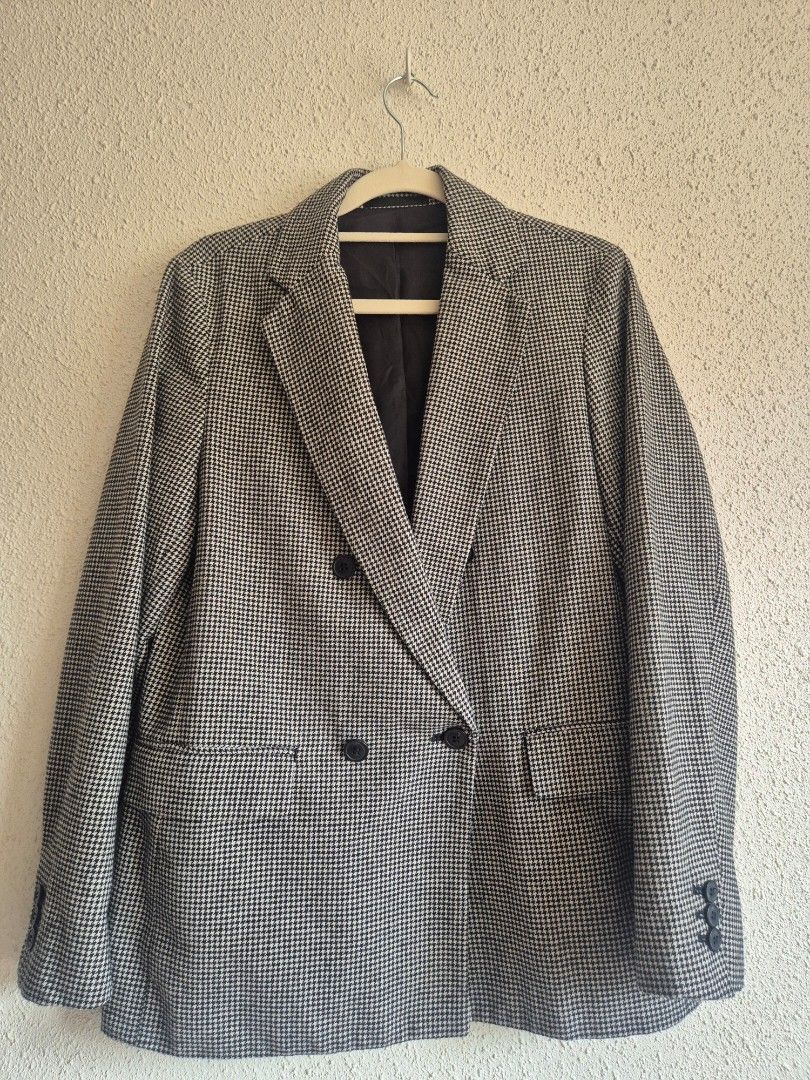 UNIQLO Ladies Houndstooth Tweed Blazer Medium (Category: Coats, Jackets and Outerwear) located in Manila. Submitted by belovedbyjess (Listing ID 1469956982, Image 2). Description: No when worn. Measurements in inches (laid flat then x2 to get exact measurement. Example: Laid flat waistline is 14, then x2 it is 28) Bust: Up to 38 closed, can fit bigger bust when left open Shoulder: 15 Armhole: 14 Length: 25.5 .