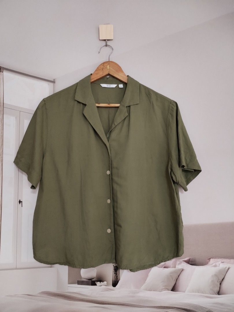 Uniqlo linen blend top (Category: Blouses) located in Lucena. Submitted by styleddsc (Listing ID 1469947332, Image 2). Description: Medium to large.