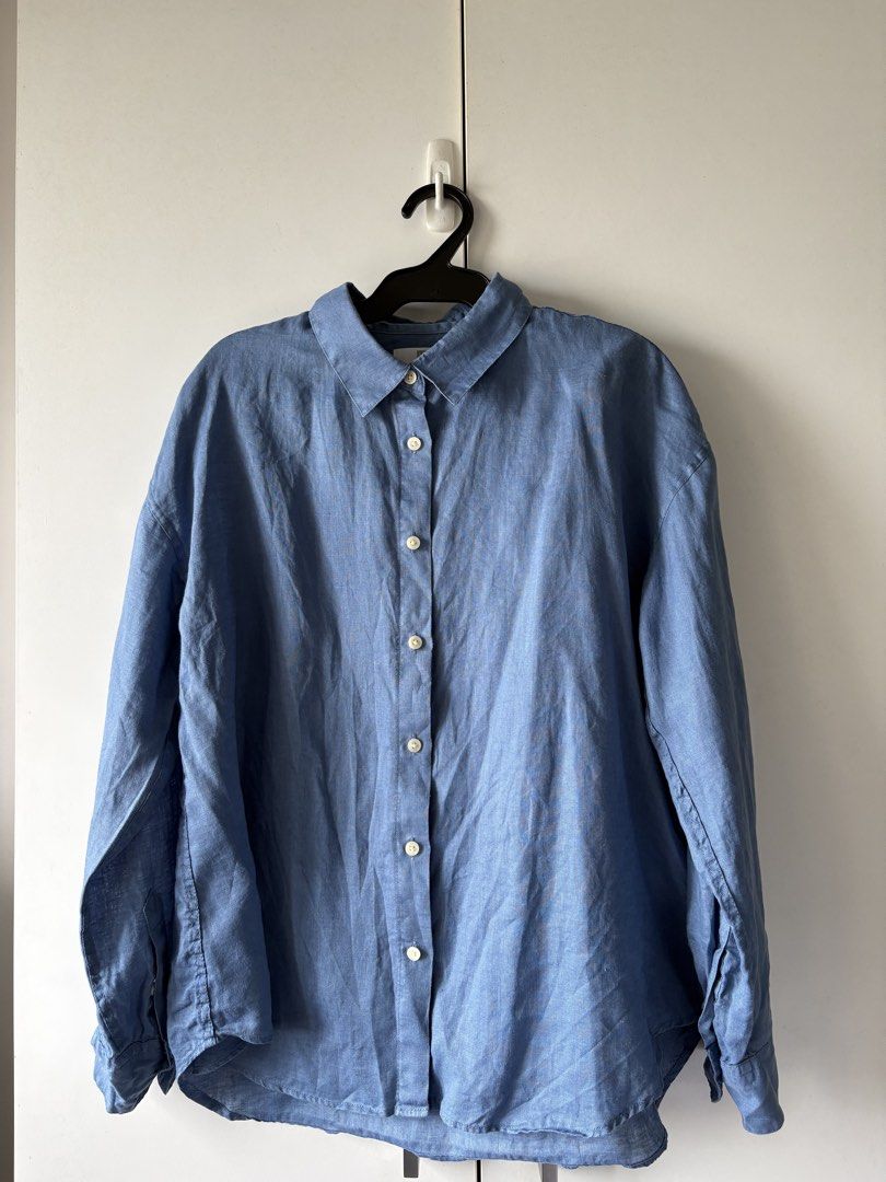 Uniqlo Linen Polo (Blue, S) (Category: Longsleeves) located in Quezon City. Submitted by misserika (Listing ID 1469979541, Image 1). Description: - Brand: Uniqlo - Item: Long sleeve button-up shirt - Size: Small - Material: Lightweight linen - Color: Blue.