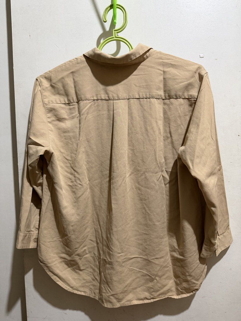 Uniqlo Long Sleeve Size S (Category: Longsleeves) located in Makati City. Submitted by grungygurl (Listing ID 1470097885, Image 3). Description: - Uniqlo beige long sleeve top - Collared neckline, v-shaped - Size Small - Corporate / Office attire.