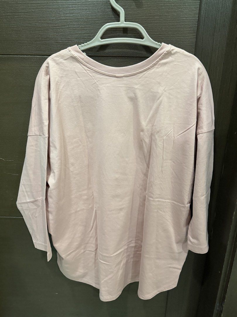 Uniqlo Long Sleeves (Category: Longsleeves) located in Mandaluyong City. Submitted by 2goodfinds (Listing ID 1470084507, Image 1). Description: Light Pink.